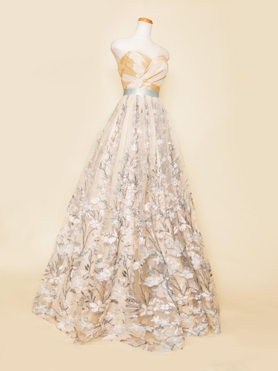 パステルブルーの花柄模様レースをベージュタフタに重ねた爽やかな可愛さ溢れる演奏会Aラインドレス