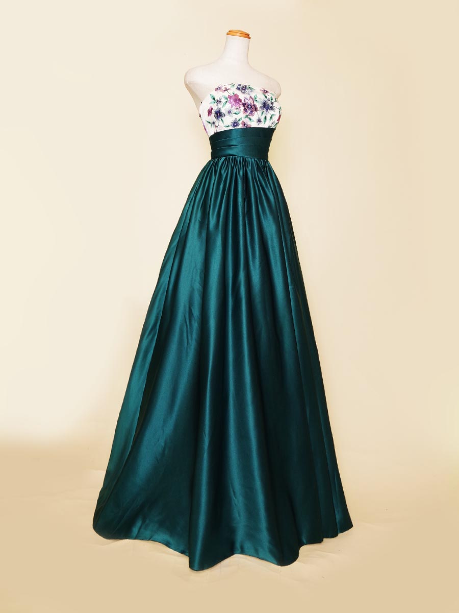エメラルドグリーンタックサテン×胸元花柄模様の刺繍デザインの演奏会Aラインドレス