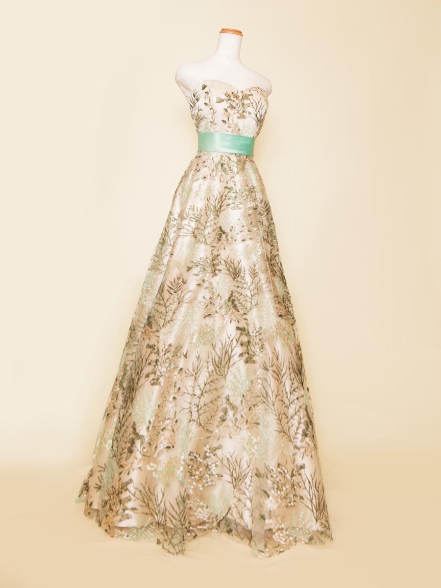 スレンダーAラインシルエットの花柄刺繍のミントカラードレス
