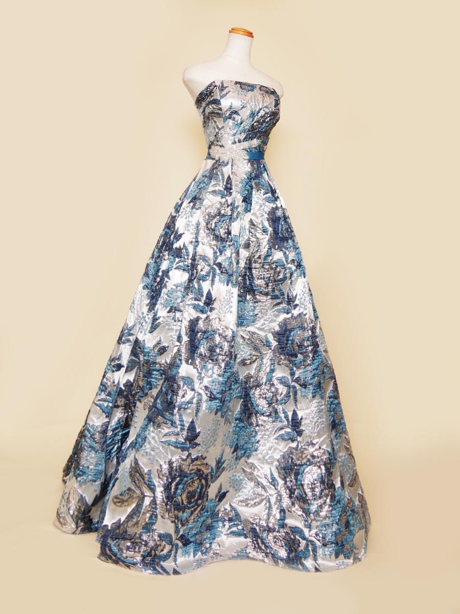 煌びやかな輝きを放つブルー＆シルバージャガードのAラインボリュームドレス