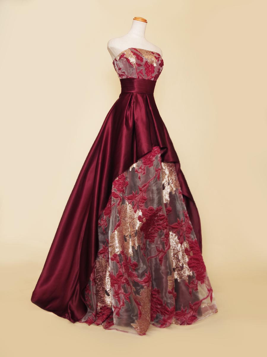 ワインレッドサテンに花柄オーガンジジャガードを重ねたレイヤーデザインの演奏会ボリュームドレス