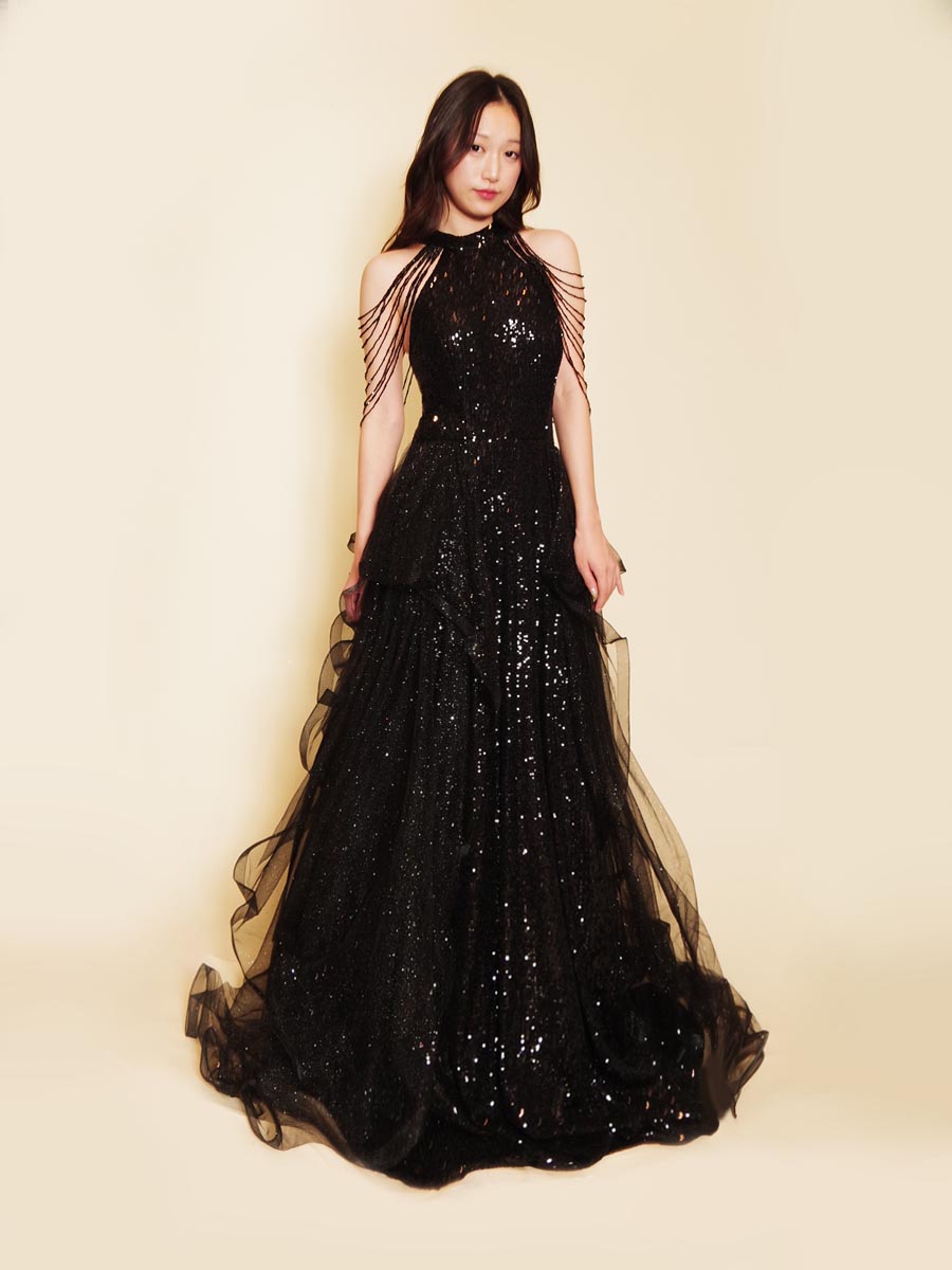 ブラックスパンコール×サイドグリッターチュールの輝き溢れるホルターネックステージドレス