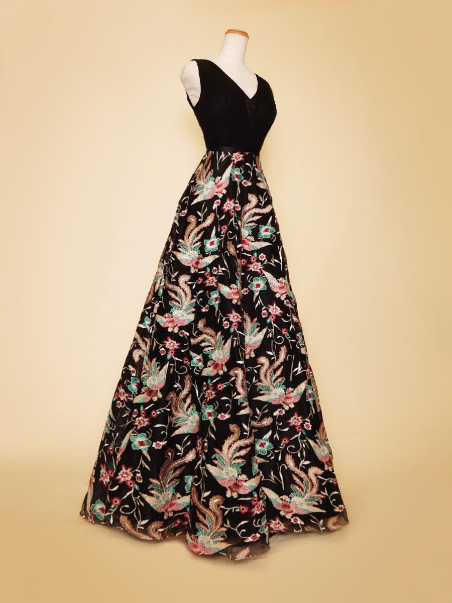 ブラックチュールのVネックトップと花柄刺繍デザインのスレンダーAラインフォルムのエキゾチックなステージスリーブドレス