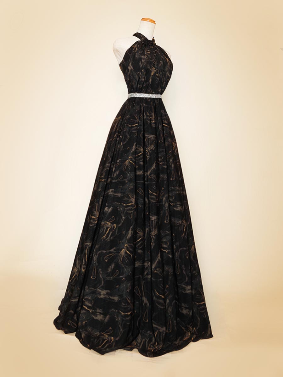 ブラックベースに薄っすらとカーキーとイエローカラーを織り交ぜたホルターネックドレス