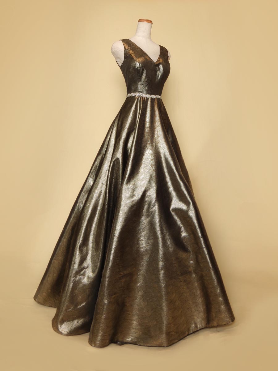 メタリックゴールドのボリューミーなスカートシルエットのVネック肩袖デザインドレス