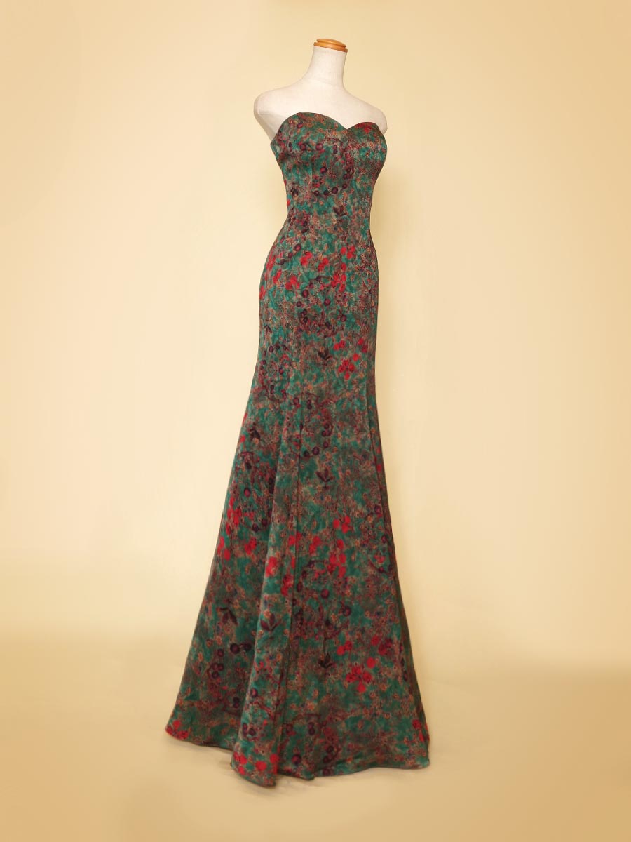 モスグリーンカラーをベースにしたクラシカル花柄模様のマーメイドラインドレス