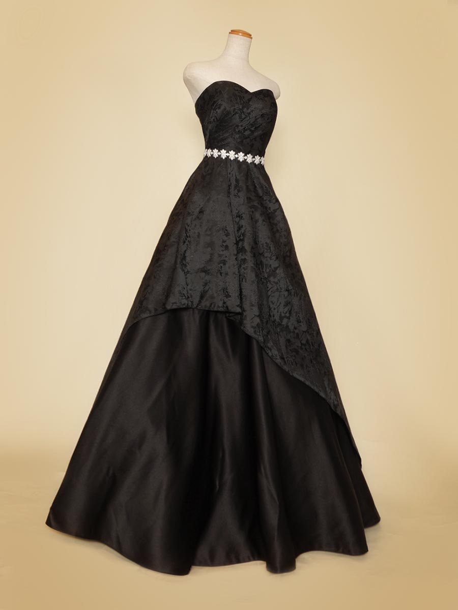ブラックカラーを全体に使用したフロッキー花柄模様とサテンの質感のギャップでデザインされたAラインボリュームステージドレス