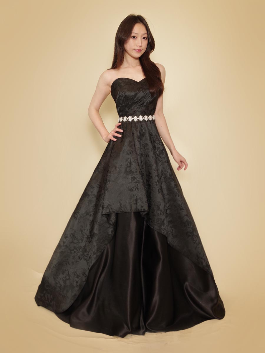 ブラックカラーを全体に使用したフロッキー花柄模様とサテンの質感のギャップでデザインされたAラインボリュームステージドレス
