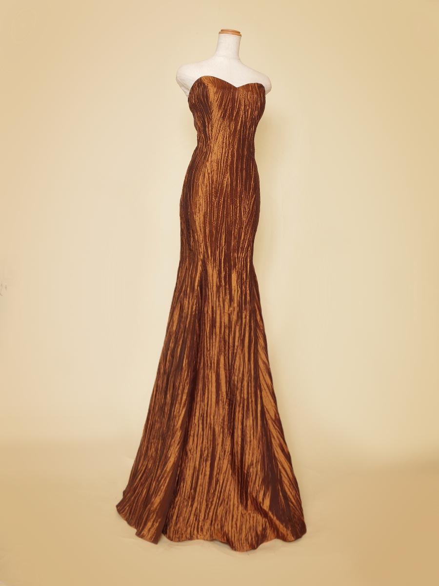秋色のパープルカラーを使用した凹凸デザイン生地のマーメイドラインステージドレス