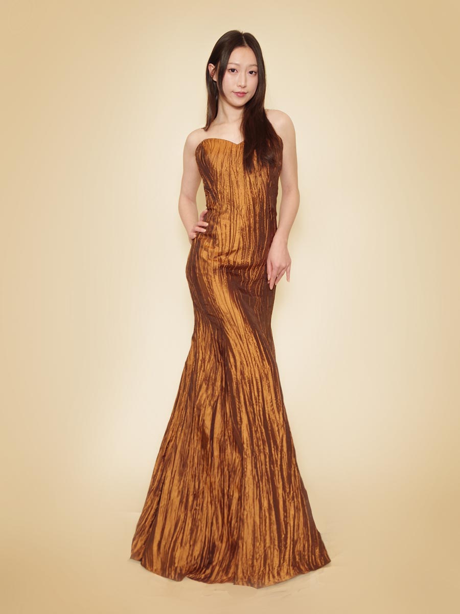 秋色のパープルカラーを使用した凹凸デザイン生地のマーメイドラインステージドレス