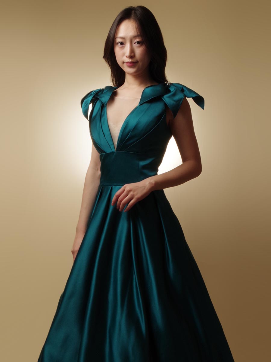 エメラルドカラーのフラワー肩袖デザインのボリュームシルエットドレス