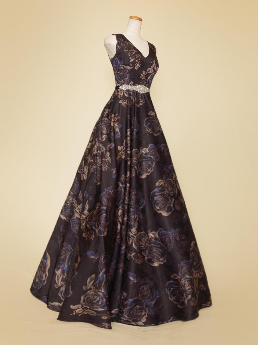 スモーキーブラックカラーにネイビー花柄模様をあしらった肩袖Vネックデザインのボリューム演奏会ドレス