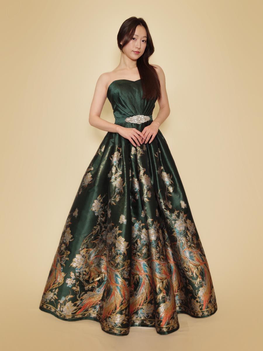 ダークグリーンカラーを基調にグラデーションの豪華な刺繍を持たせたジャガードドレス