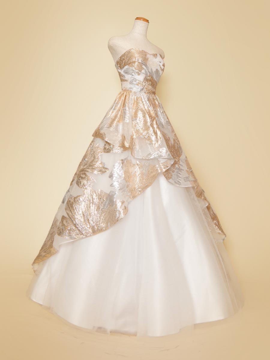 ゴールド＆シルバーのジャガードチュールをホワイトチュールに覆い被せた斜めドレープカットデザインドレス