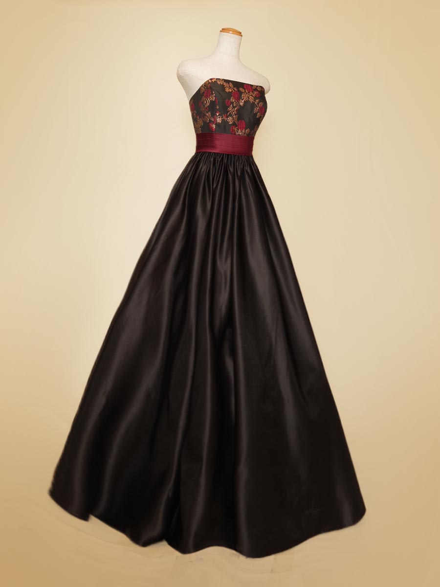 ブラックサテンのスカートに胸元をブロンズカラーとレッドの花柄模様をレイアウトしたボリュームステージドレス