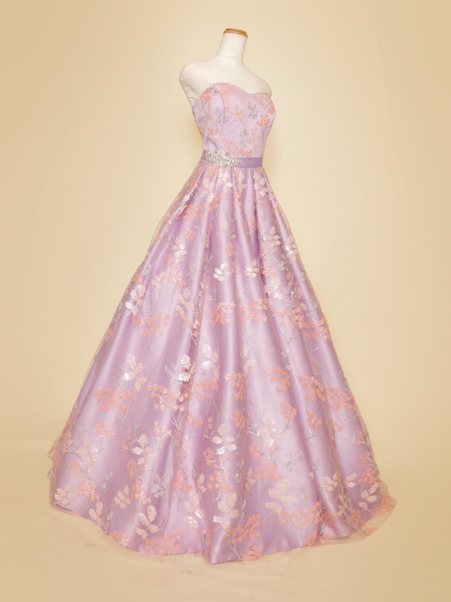 ライラックパープルカラーのスパンコール花柄刺繍のボリュームAラインフォルムドレス