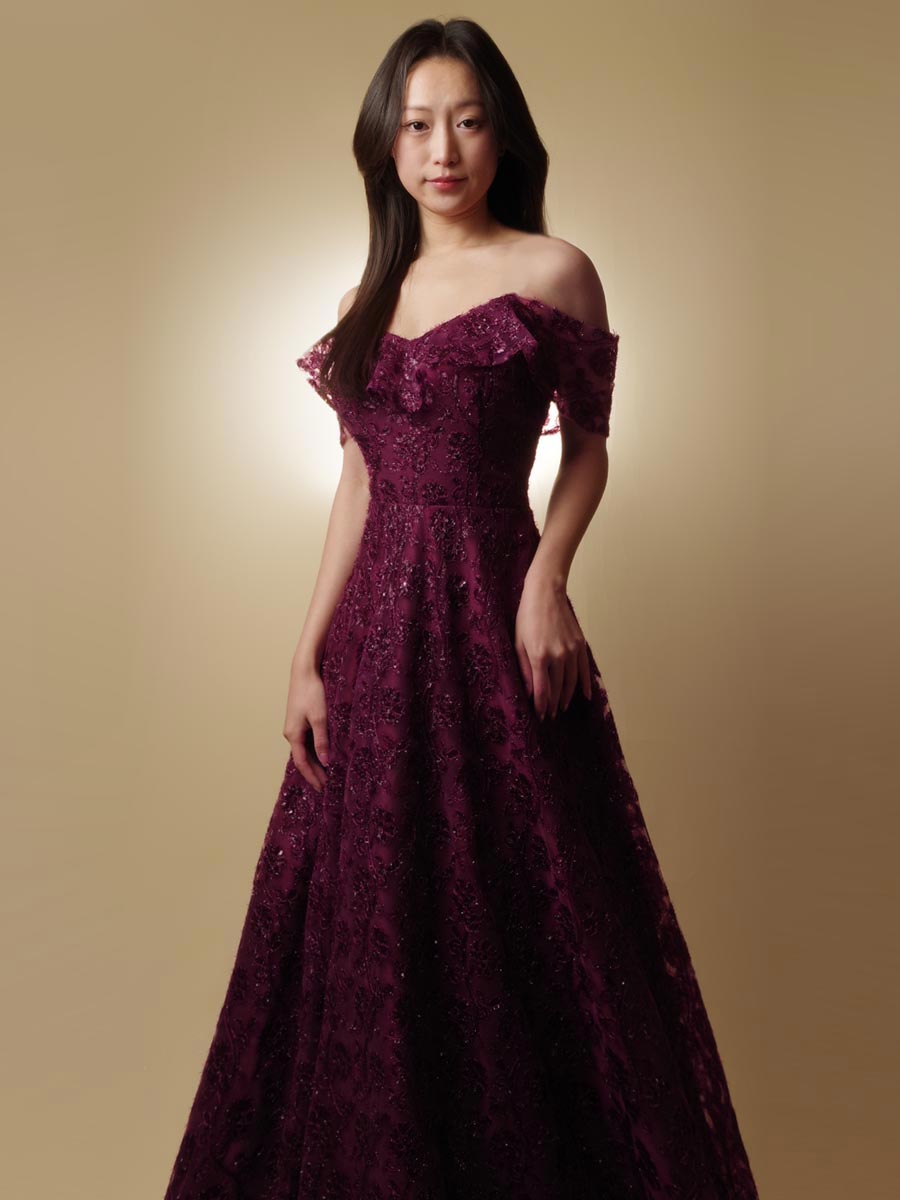 パープルレッドカラーの妖艶な大人の魅力を引き出してくれるオフショルダーデザインのAラインロングドレス