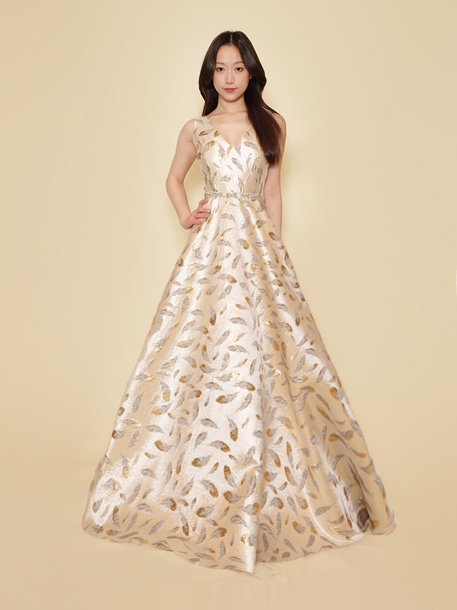 ベージュシルバーの羽モチーフのジャガード素材を使ったスリーブデザインコンサートドレス