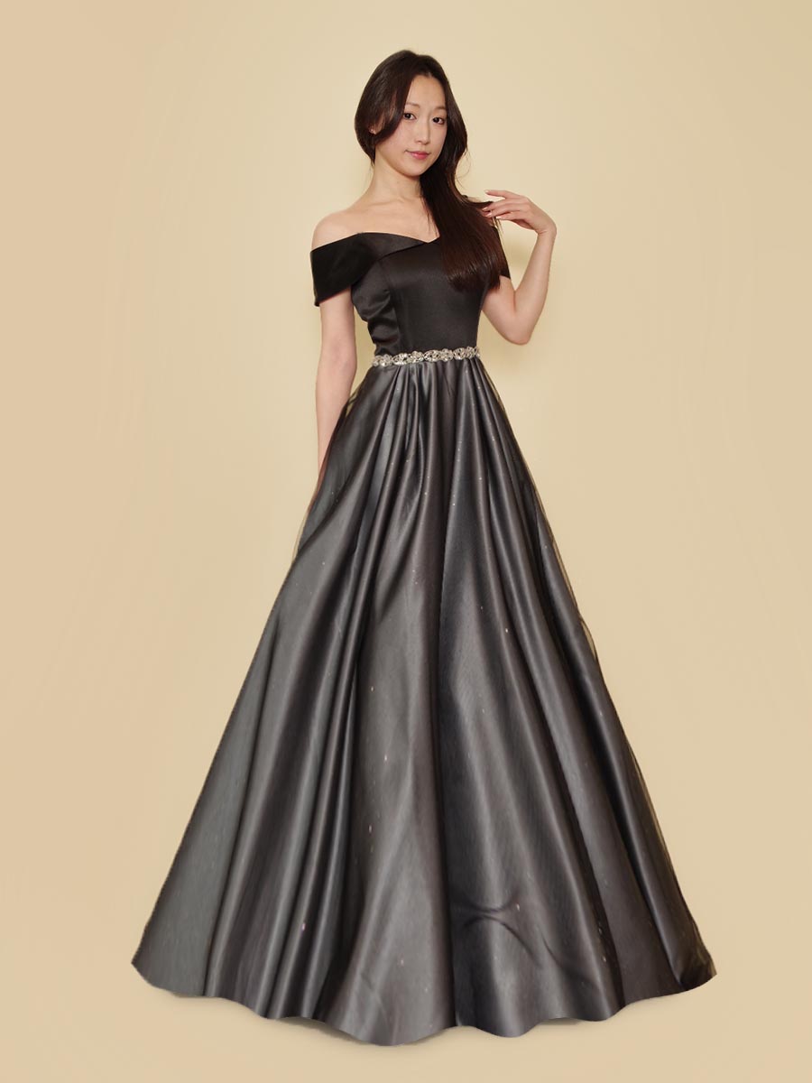 ブラック×シルバーの高級感あるシンプルでエレガントなオフショルダーステージドレス