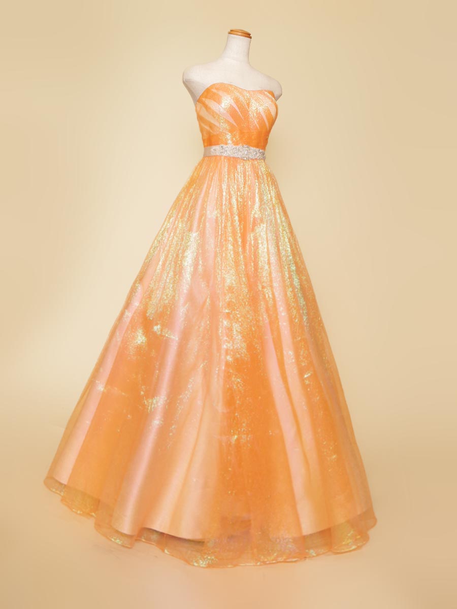 活発で明るい印象満点のオレンジカラーのメタリック演奏会ドレス