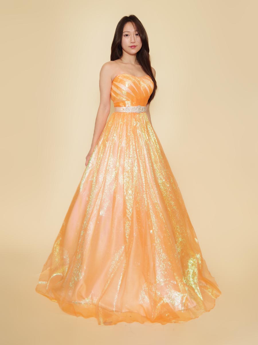 活発で明るい印象満点のオレンジカラーのメタリック演奏会ドレス