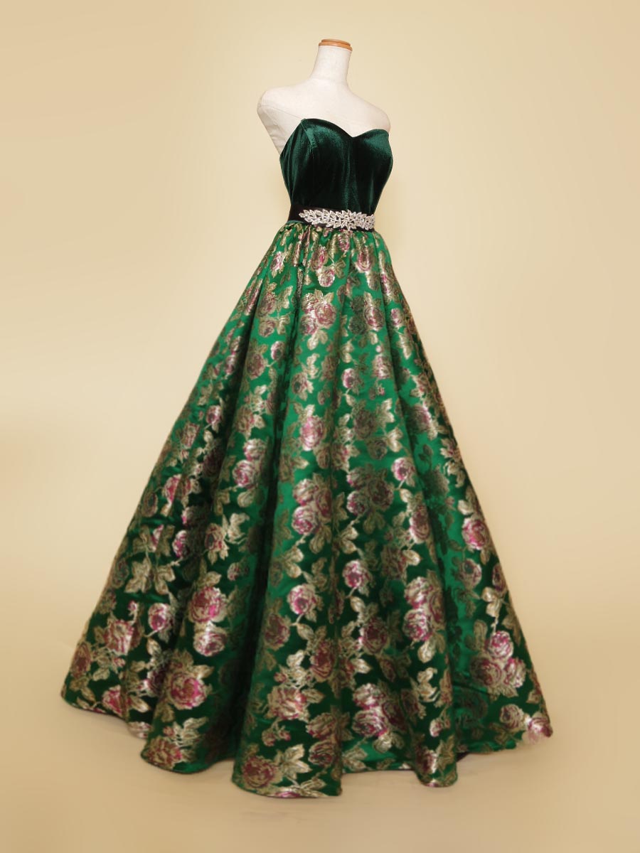 グリーンベルベットの胸元と艶やかな花柄ジャガードをスカートにレイアウトしたAライン演奏会ドレス