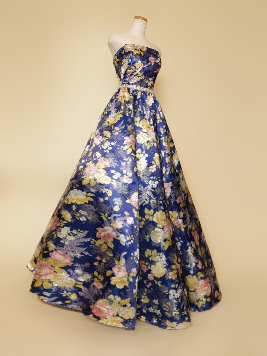 ディープブルーカラーを下地に豪華な花柄模様をドレス全体にあしらったジャガード演奏会ボリュームドレス