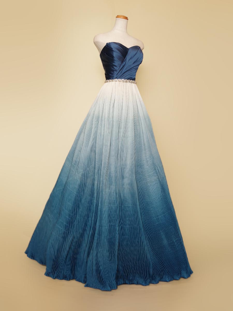 藍染のようなグラデーションブルーが美しいふんわりシルエットのステージロングドレス