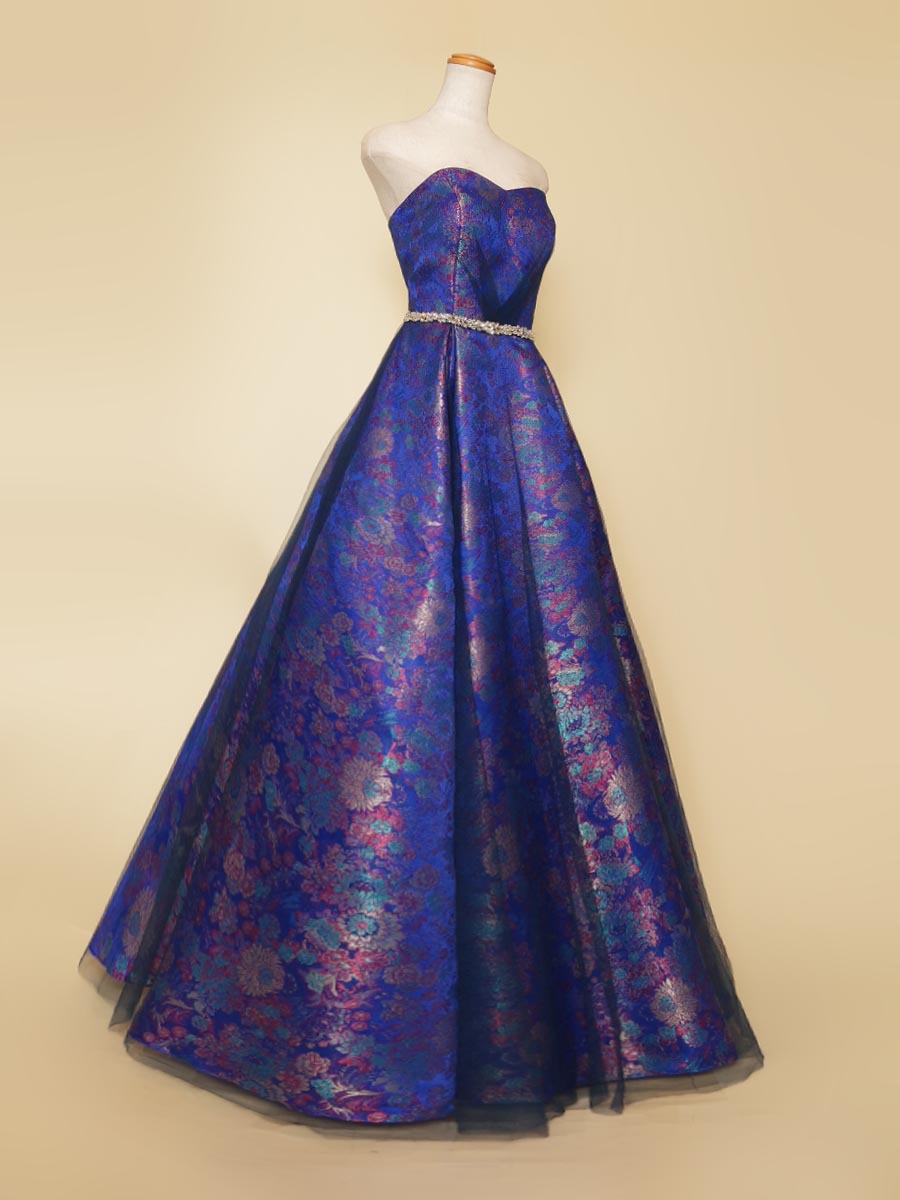 ブルーの色合いが高貴な雰囲気を表現した光沢ジャガードのボリュームコンサートドレス