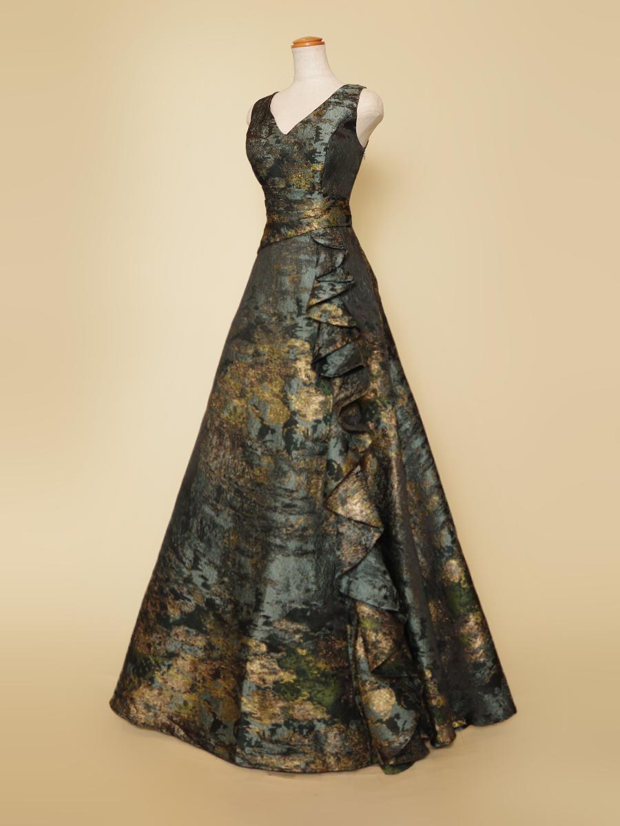 モスグリーン×ゴールドのジャガード生地を使った高級感と大人っぽさ溢れるドレープAラインドレス
