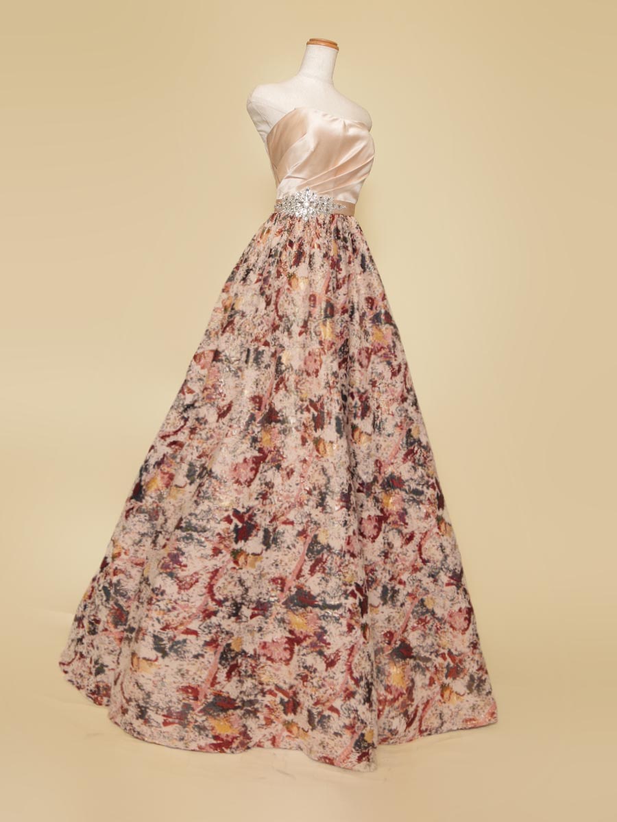 ブラウンベージュのカラフルグランジ生地をスカートに使ったファッショナブルステージドレス