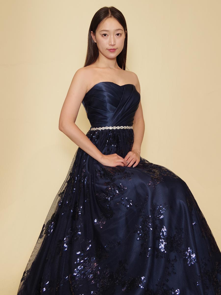 ディープネイビーカラーの胸元タイトサテン×スパンコールスカートの