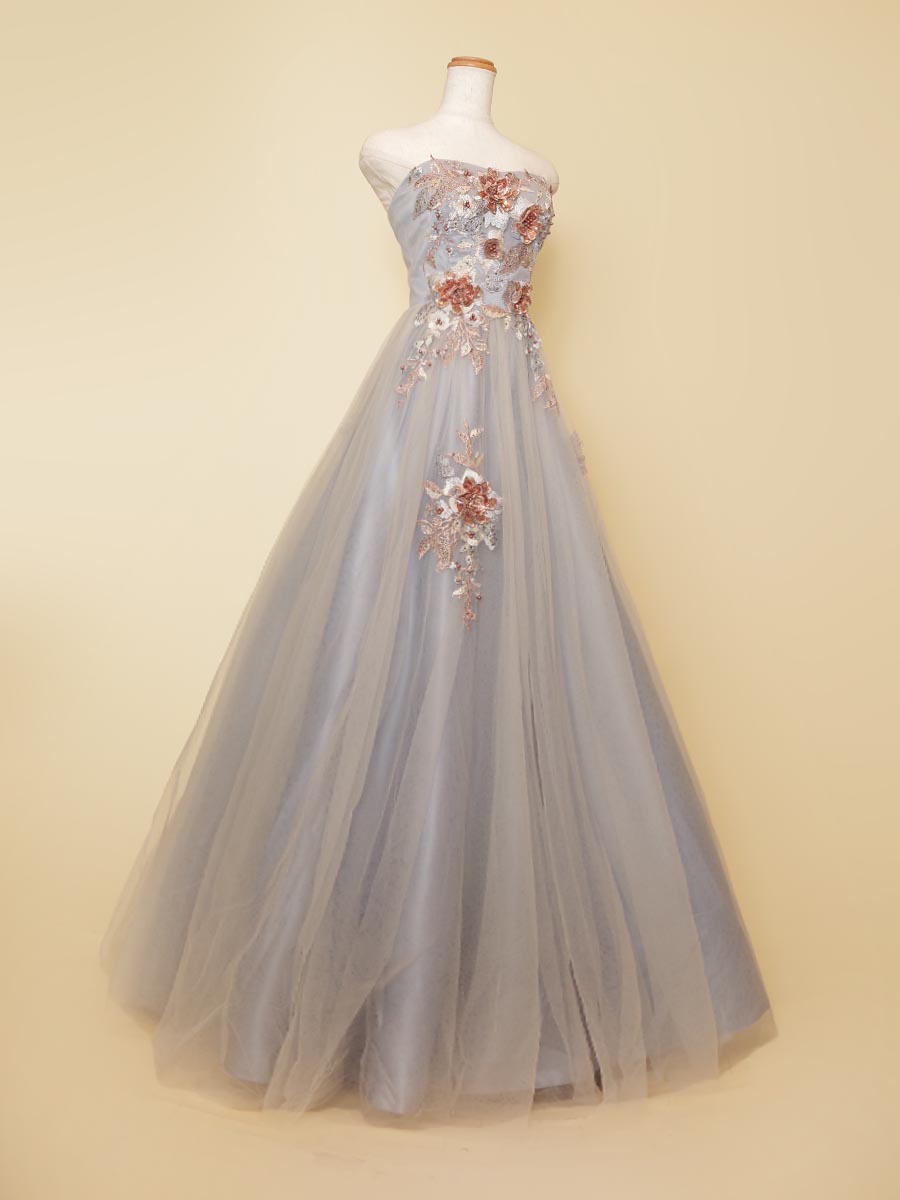 スモーキーブルーカラーのボリュームチュールの柔らかで幻想的な花柄刺繍ステージドレス