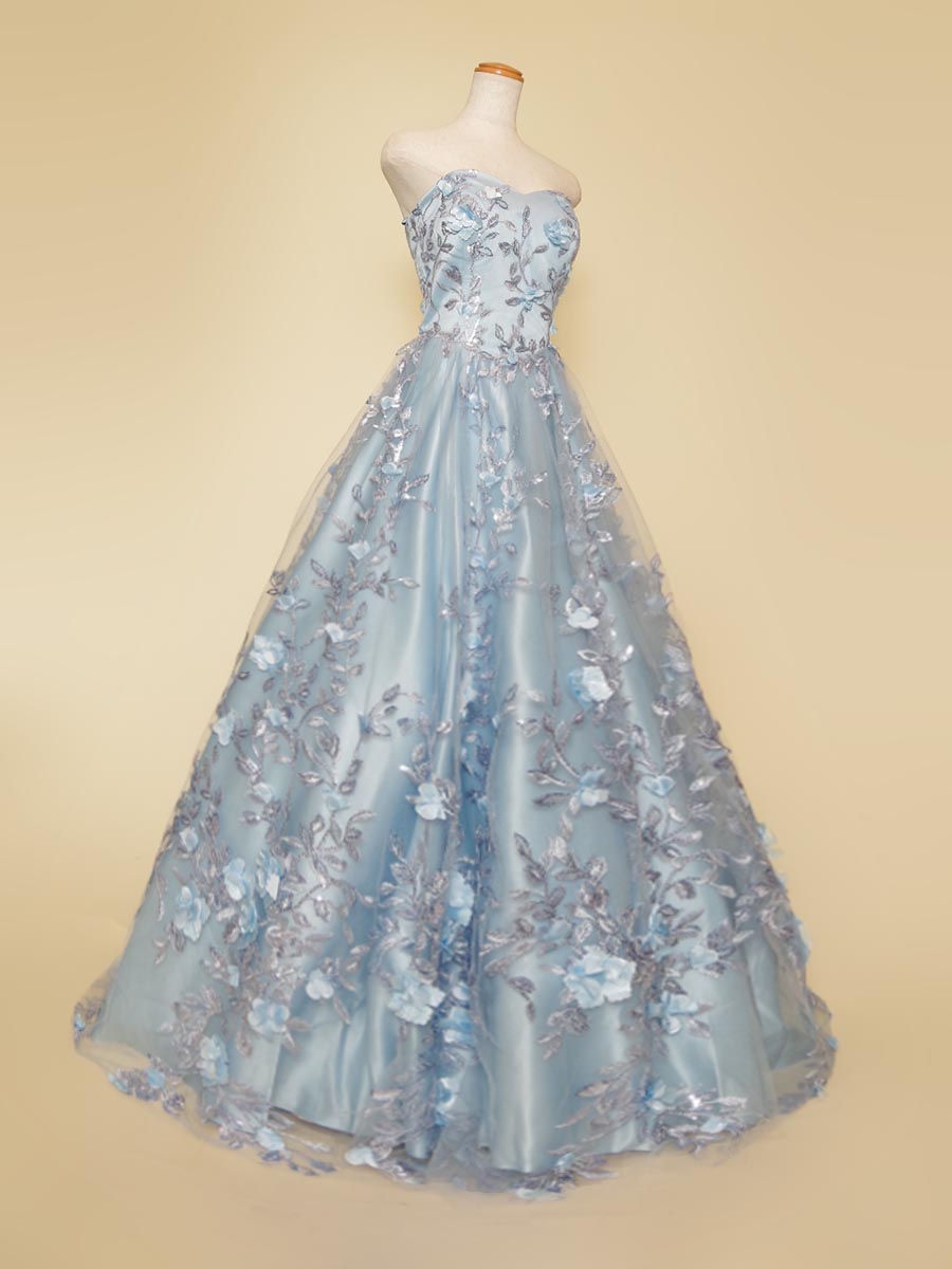 パステルスカイブルーの立体フラワー刺繍デザインの爽やかな可愛らしさを表現したコンサートカラードレス