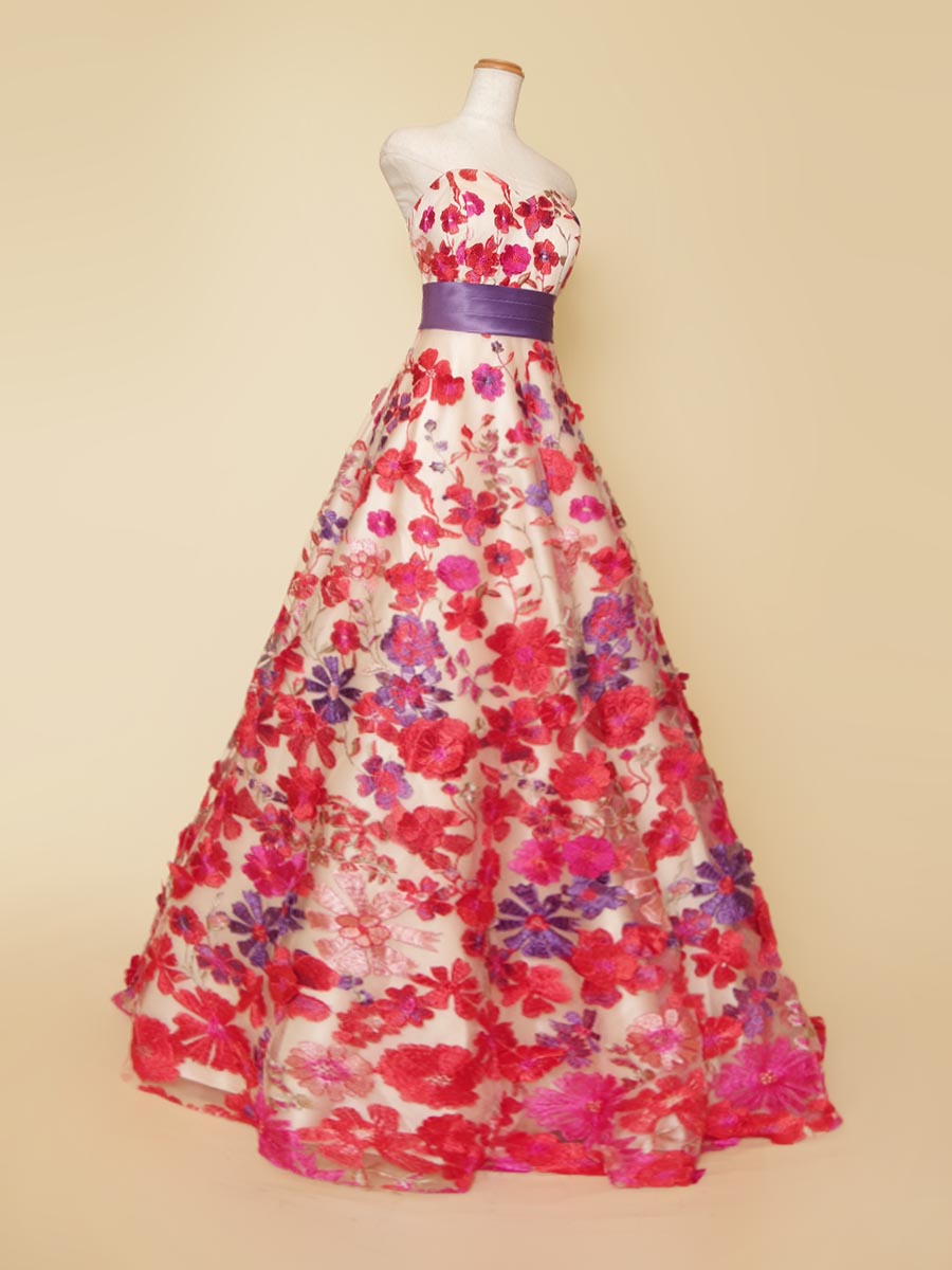 レッドピンクカラーの花柄刺繍レースにベージュサテンをミックスさせたステージカラードレス
