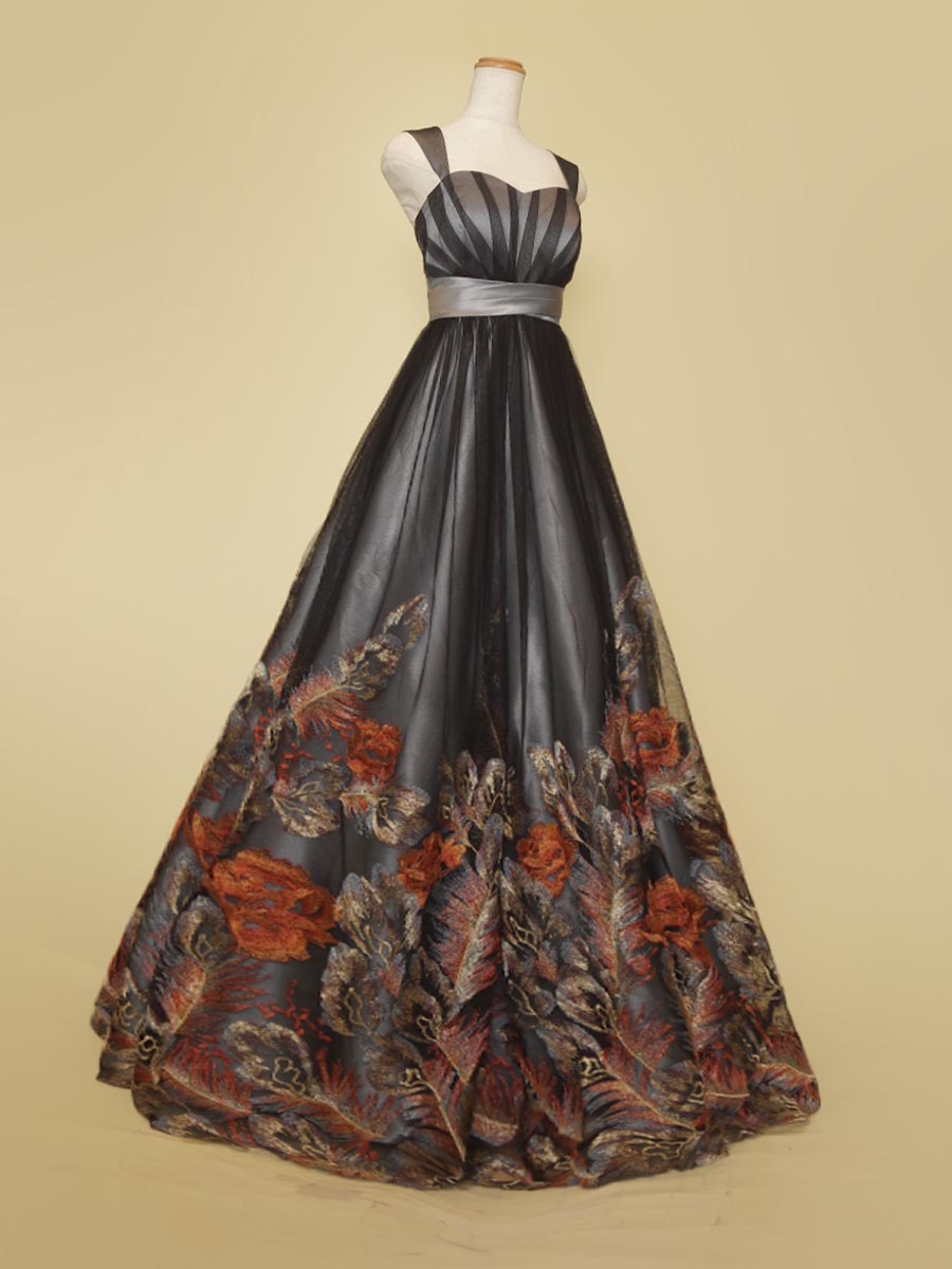 シルバーカラーを基調にしたスカートグラデーション刺繍の肩袖デザインコンサートドレス