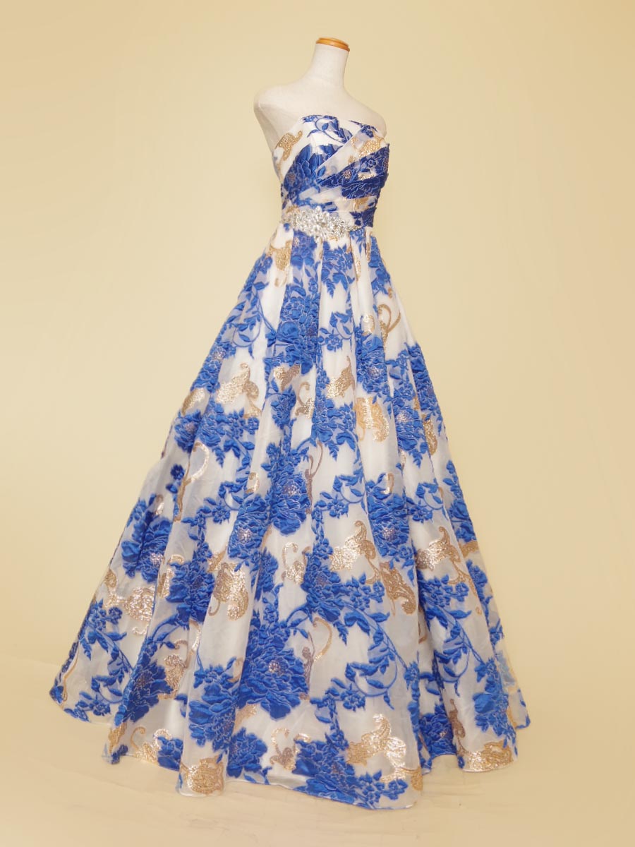 ブルージャガードオーガンジーの爽やかな夏の雰囲気を演出したボリュームステージドレス
