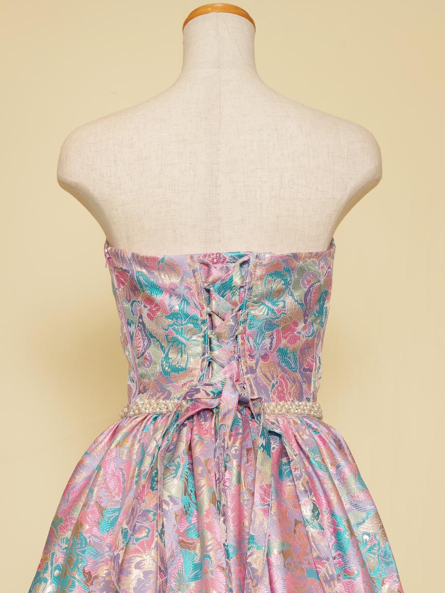 ピンクカラーを基調にしたカラフルなジャガード生地を使った個性溢れる