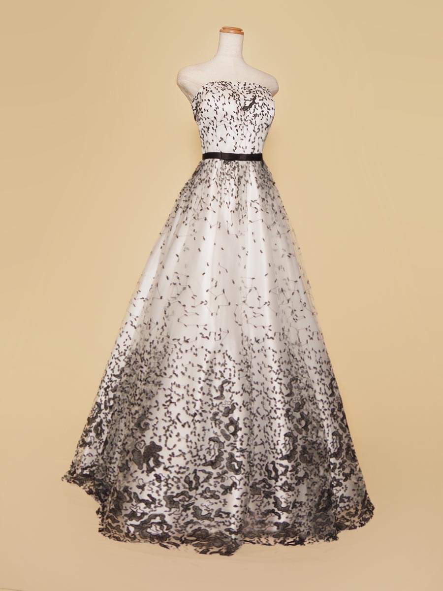 ホワイトベースカラーにブラックグラデーション刺繍生地を重ねたAラインフォルムのステージロングドレス