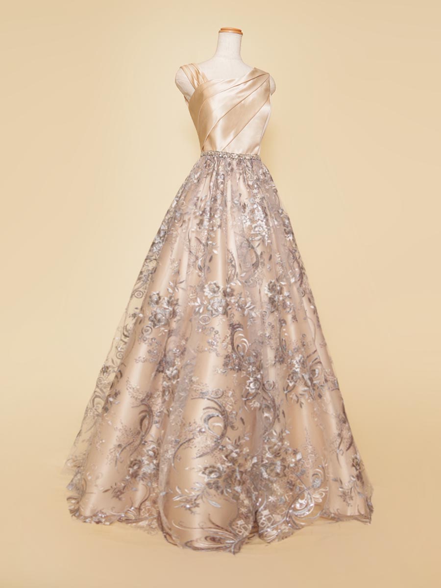 ベージュカラーサテン×シルバーグレーレースの組み合わせが透明感溢れる印象を演出した肩袖ステージドレス