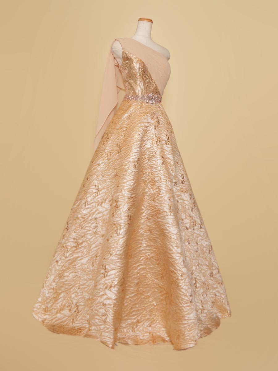 ドレープワンショルダーデザインのゴールドジャガードボリュームドレス
