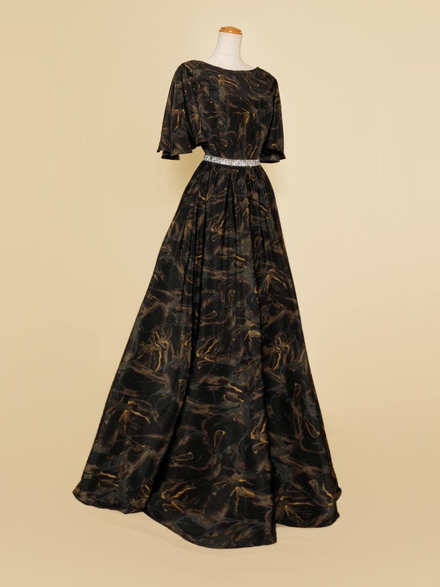 二の腕をカバーできるブラックを基調にしたマーブル柄のスレンダー肩袖デザインの演奏会ロングドレス