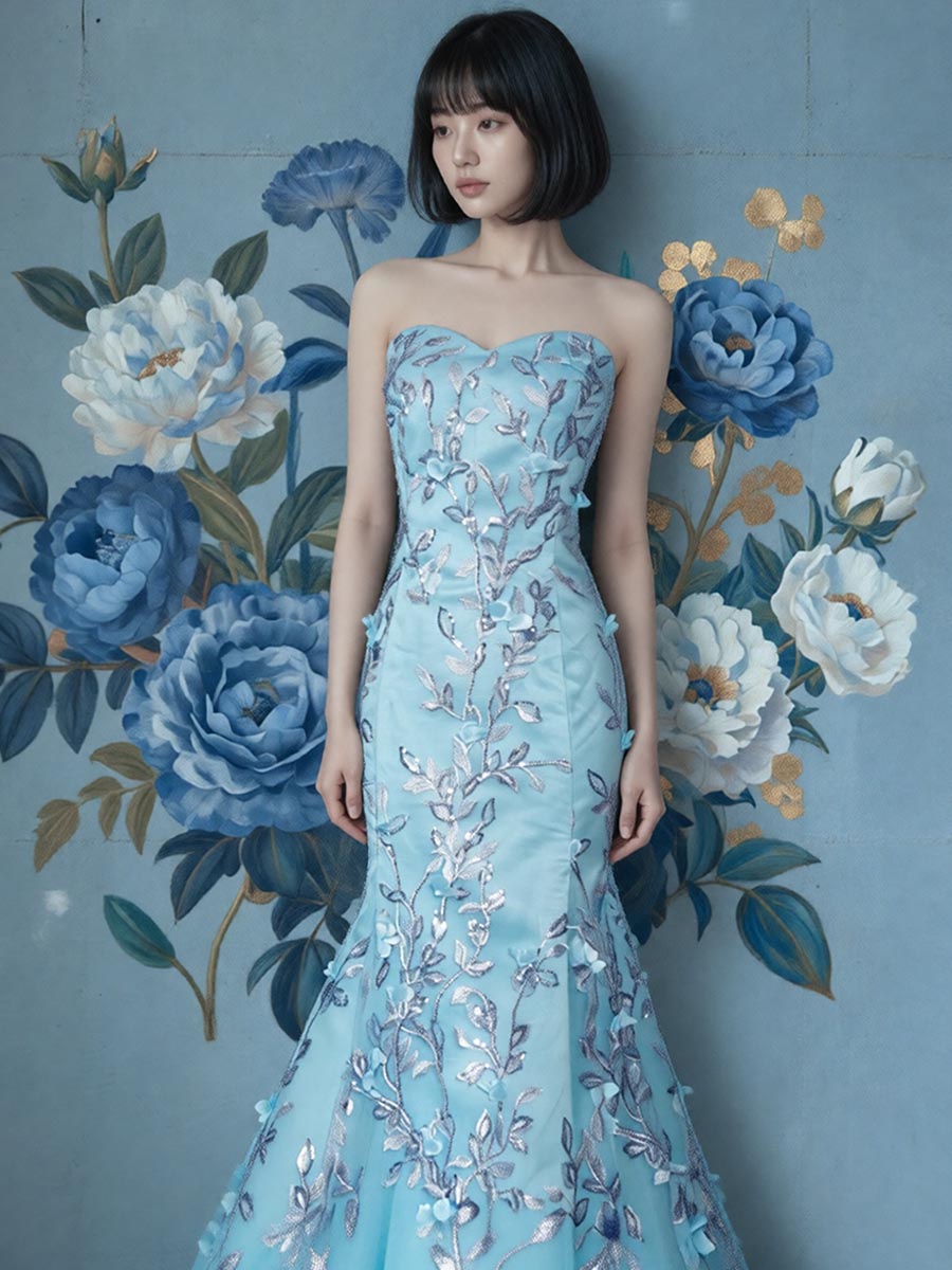 スカイブルーカラーのフラワーレースデザイン生地で仕上げたマーメイドラインステージドレス