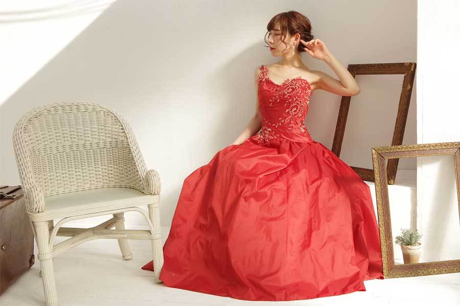 赤いカラードレスが似合う人の特徴 ドレスルームアミニュース