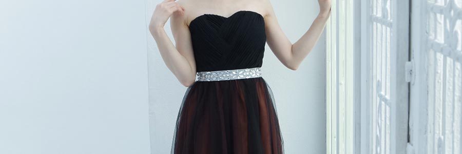 ブラックトップの奥行きのあるチュールスカートが大人の魅力を発揮したロングドレス