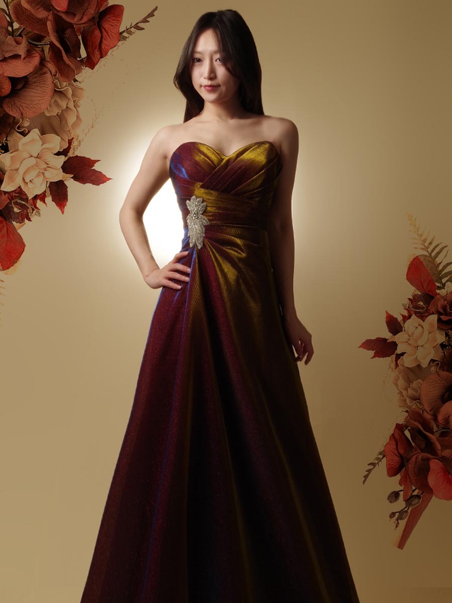 メタリックボルドーカラーの艶やかな艶をドレス全体で表現したストレートラインステージドレス