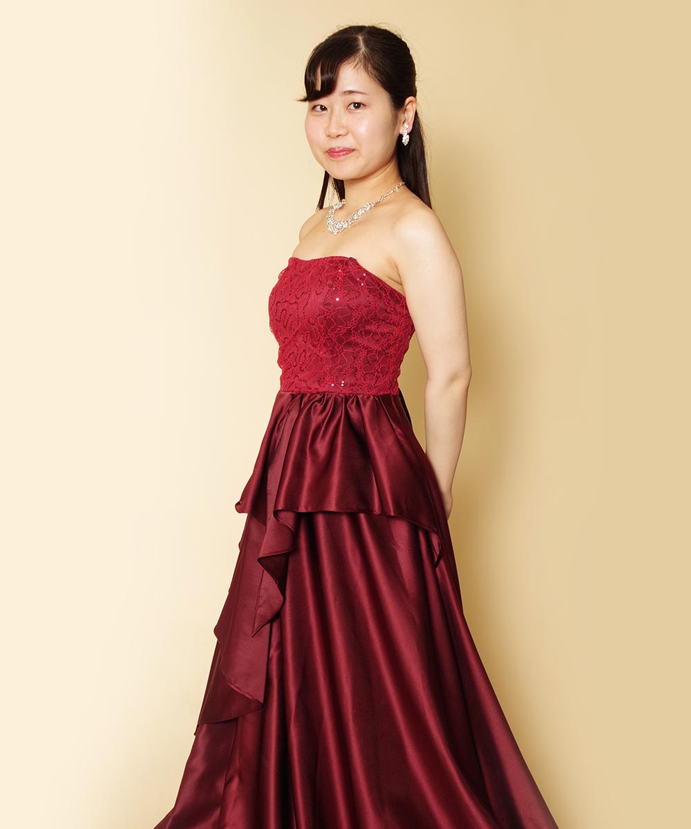 赤いサテンの光沢が美しいロングドレスをレンタルして頂いたプロフィール写真撮影