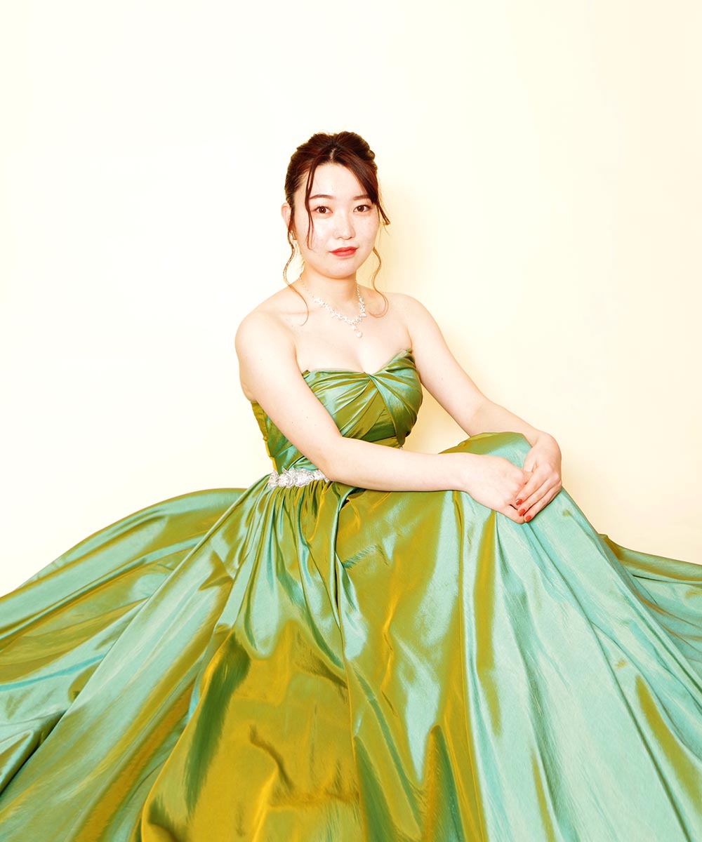 光沢感の美しいエメラルドグリーンドレスを着用してのプロフィール写真