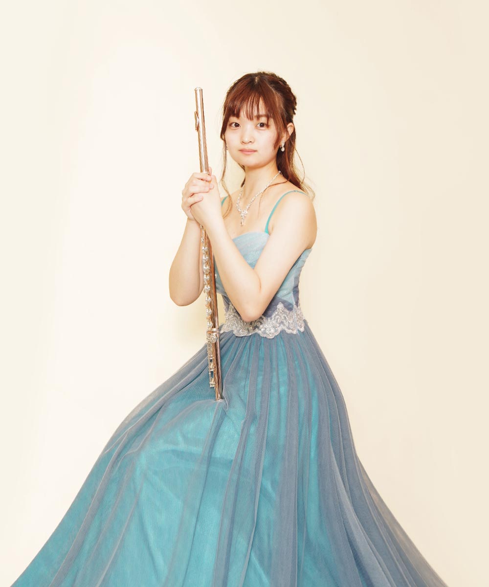 ブルーカラードレスで爽やかなドレスアップに挑戦されたフルート奏者様のプロフィール写真
