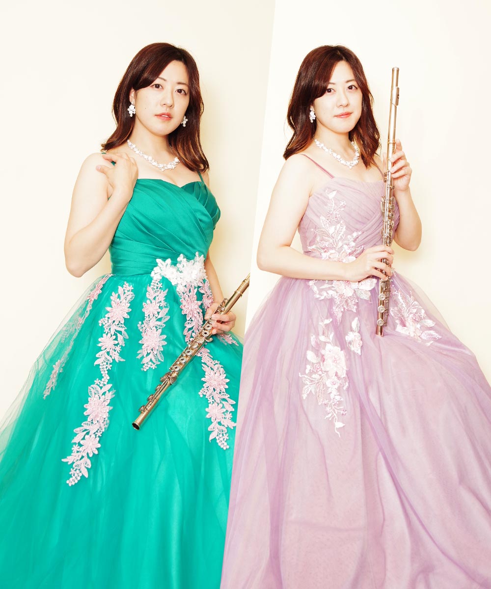 パープルカラーとエメラルドグリーンカラーの2色のドレスで撮影を行われたフルーティストのお客さまの宣材写真